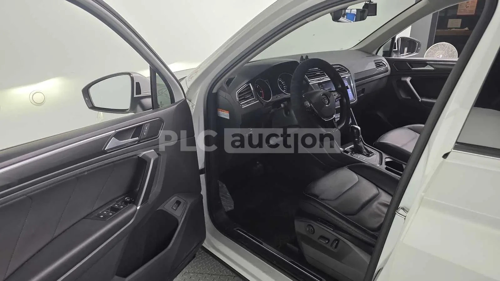 VW Tiguan 2.0TDI PREMIUM #УНИКАТ# !FULL!, снимка 10 - Автомобили и джипове - 55146672