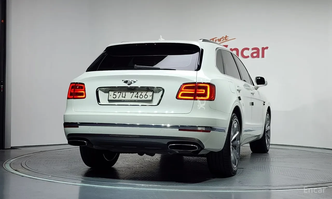 Bentley Bentayga МАСАЖ* ОБДУХ* HEAD-UP* 360* SOFT CLOSE, снимка 4 - Автомобили и джипове - 55782572