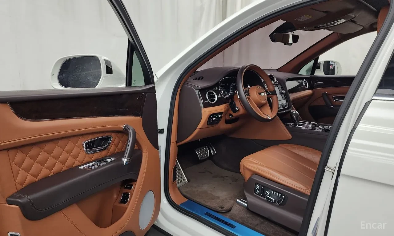 Bentley Bentayga МАСАЖ* ОБДУХ* HEAD-UP* 360* SOFT CLOSE, снимка 6 - Автомобили и джипове - 55782572