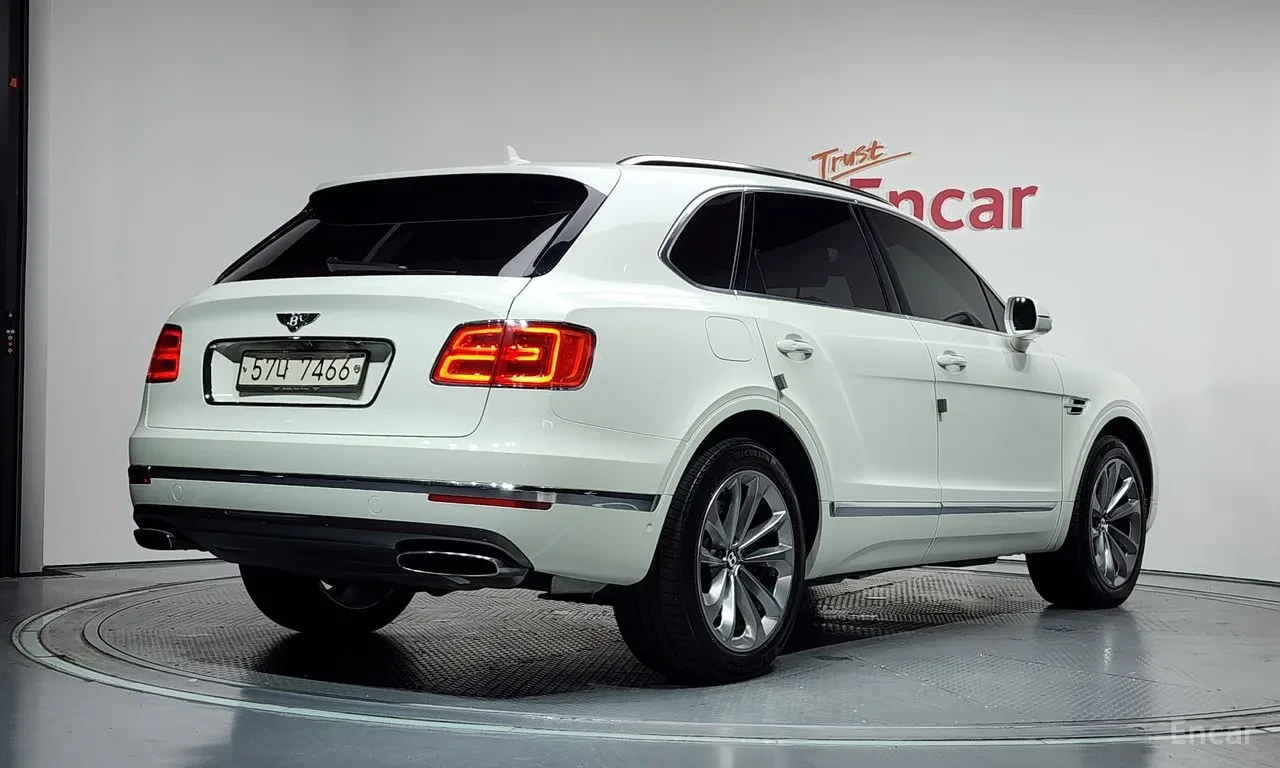 Bentley Bentayga МАСАЖ* ОБДУХ* HEAD-UP* 360* SOFT CLOSE, снимка 2 - Автомобили и джипове - 55782572