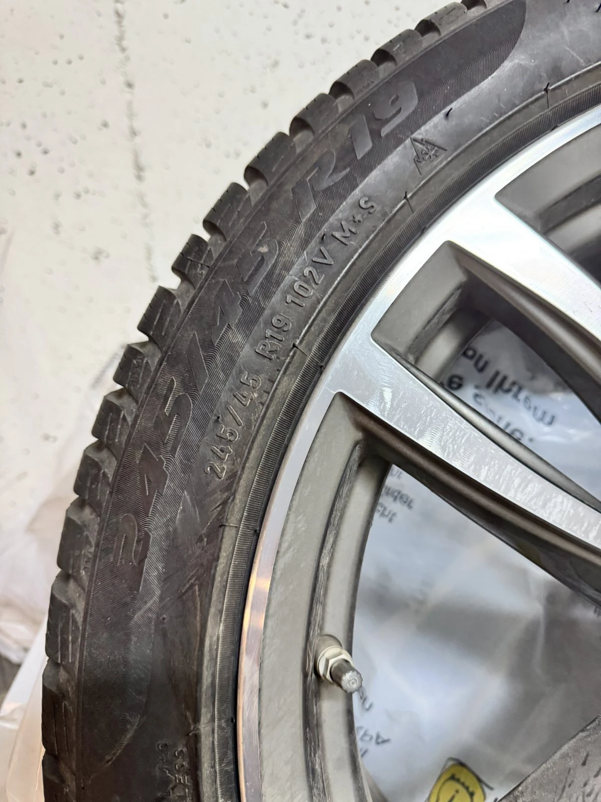 Гуми с джанти Pirelli 245/45R19, снимка 3 - Гуми и джанти - 55966644