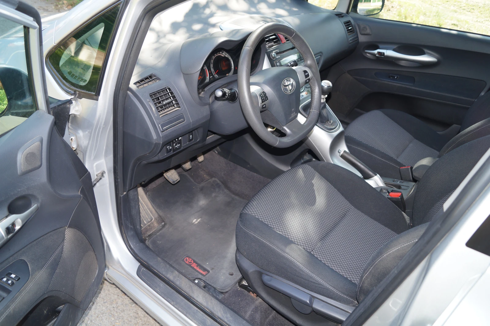 Toyota Auris, снимка 11 - Автомобили и джипове - 55544240