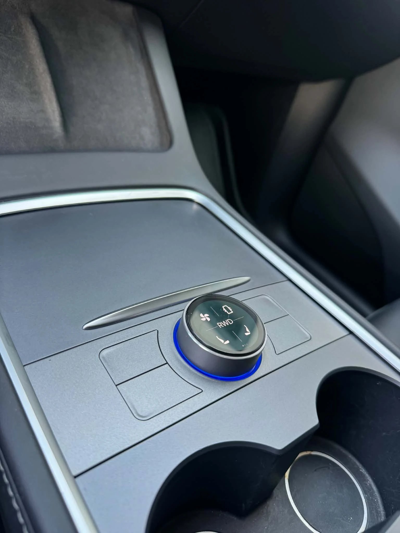 Tesla Model Y Long Range Dual Motor + теглич, снимка 13 - Автомобили и джипове - 56504565