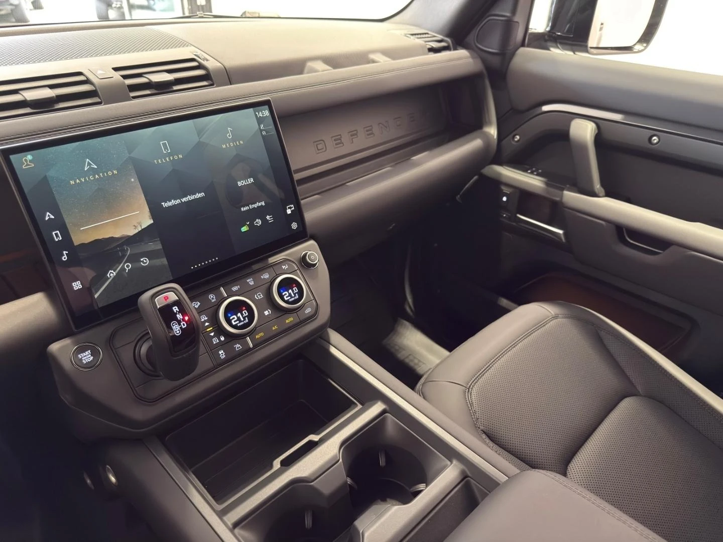 Land Rover Defender D350 X-DYNAMIC/MERIDIAN/PANO/HEAD UP/360/ | Mobile.bg   13