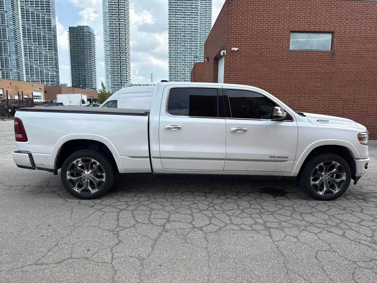Dodge RAM 1500 * Limited * ПОДГРЕВИ * ПАНО * АВТОКРЕДИТ, снимка 3 - Автомобили и джипове - 55130993