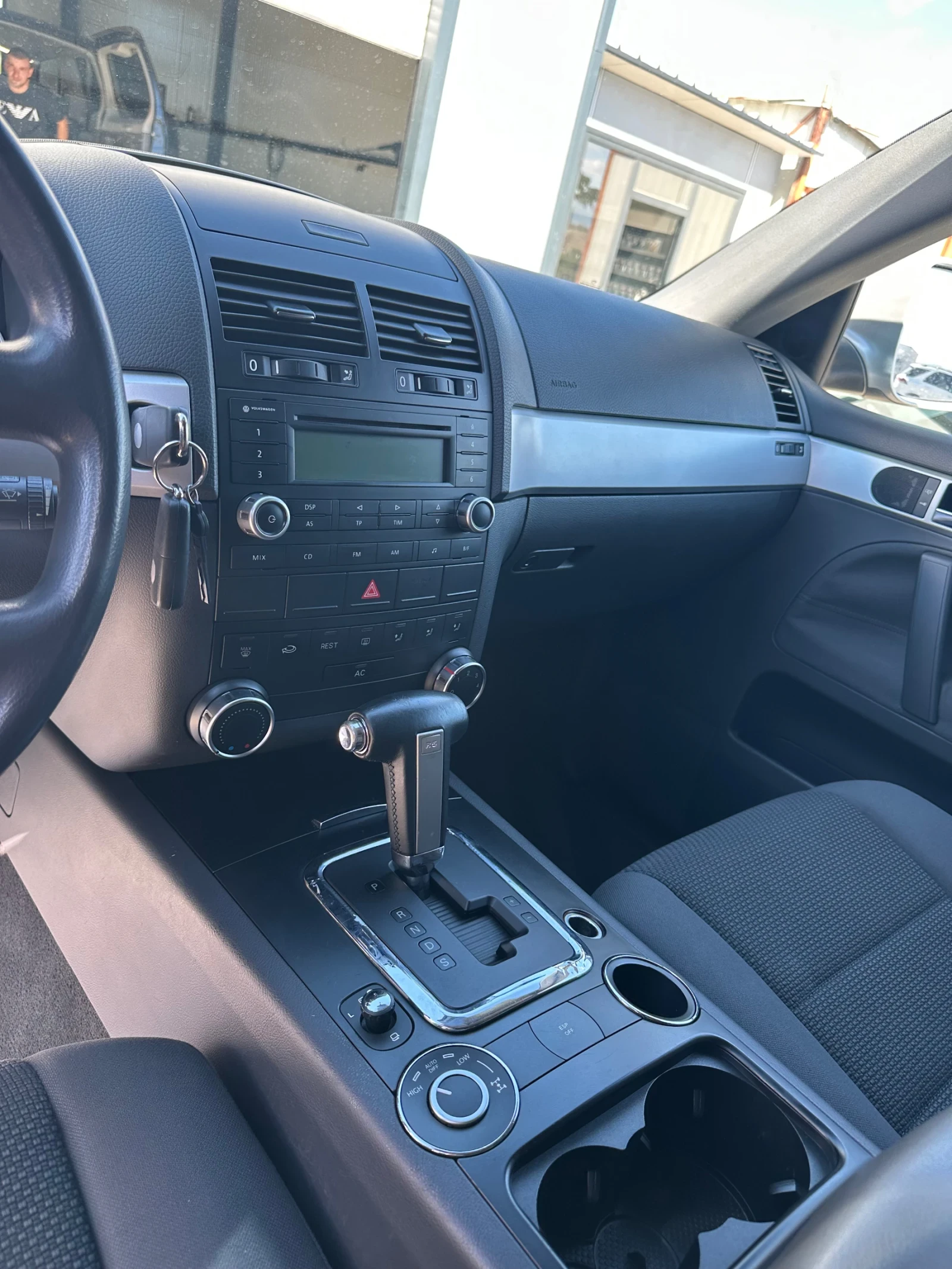 VW Touareg 2.5TDI Автомат, снимка 10 - Автомобили и джипове - 56312858