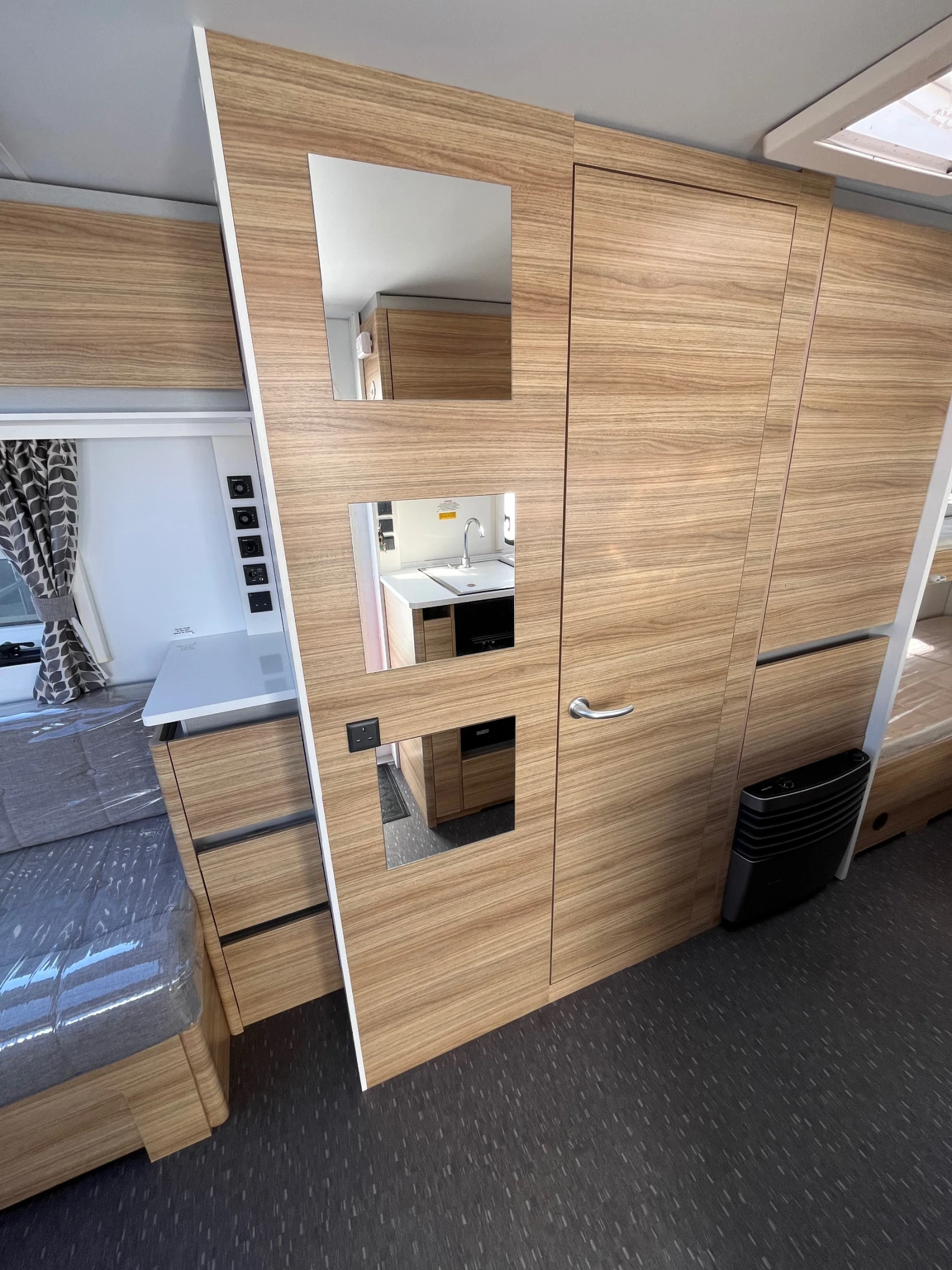 Каравана Adria 542DK severn altea, снимка 6 - Каравани и кемпери - 56115172