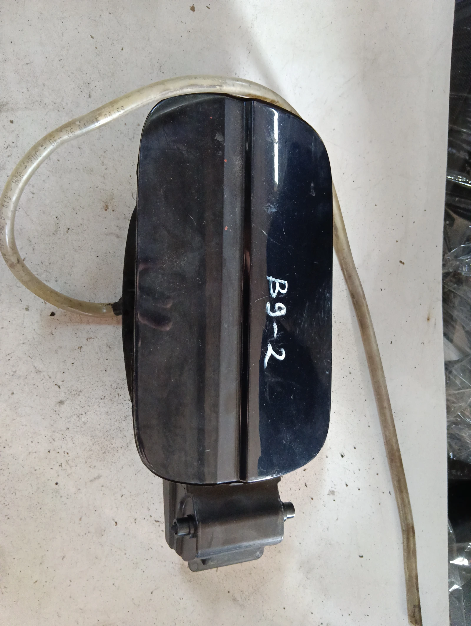 вратичка резервоар ТЪМНОСИНЯ 8W0909906 Audi A4