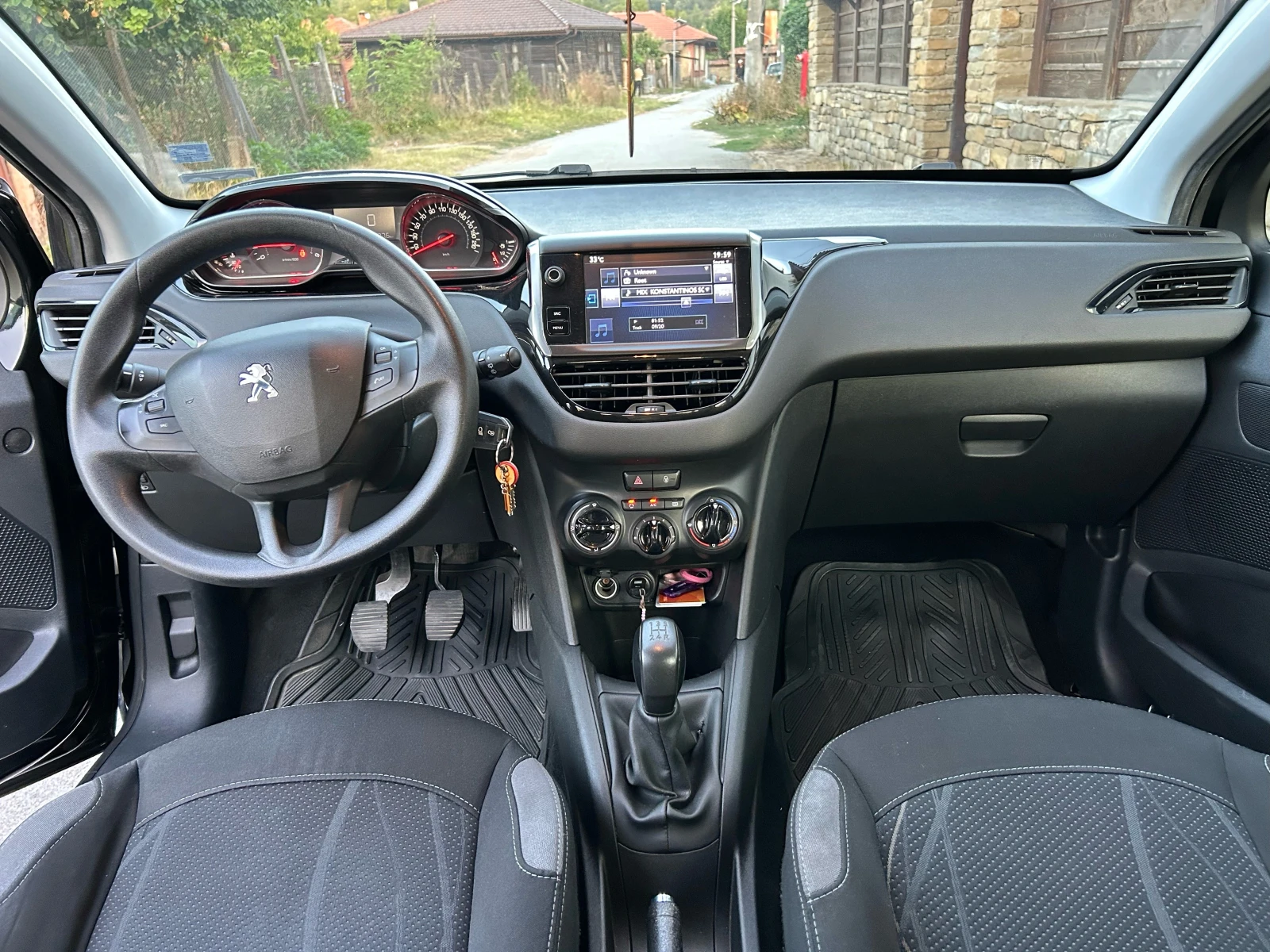 Peugeot 208  - изображение 10