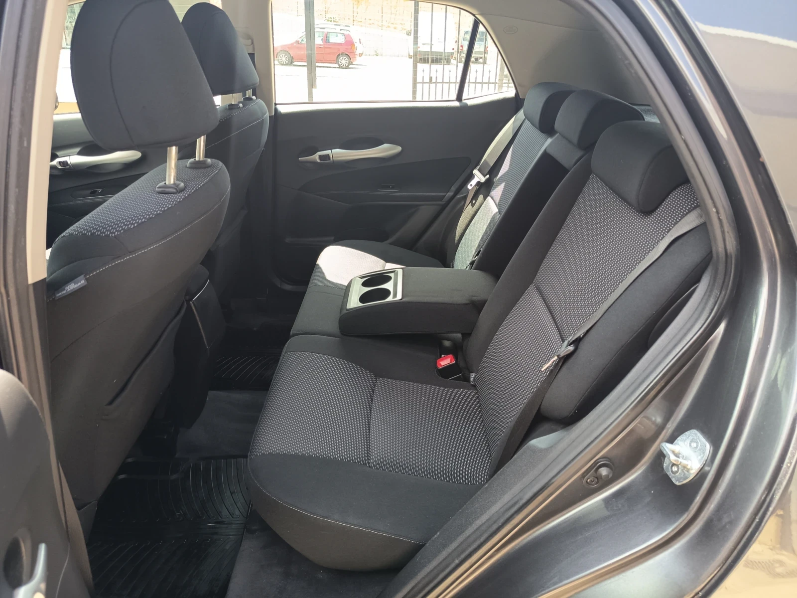 Toyota Auris 1.4d4d - изображение 10
