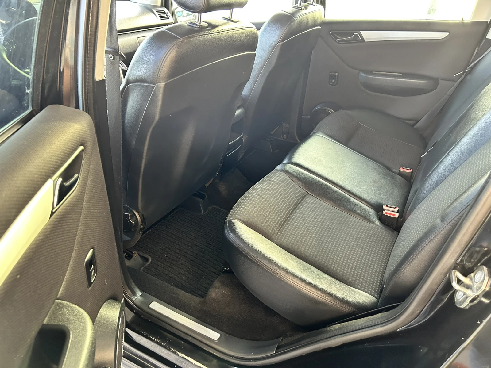 Mercedes-Benz A 150 Avantgarde* Harman-Kardon* Кожа* Топ, снимка 10 - Автомобили и джипове - 53819512