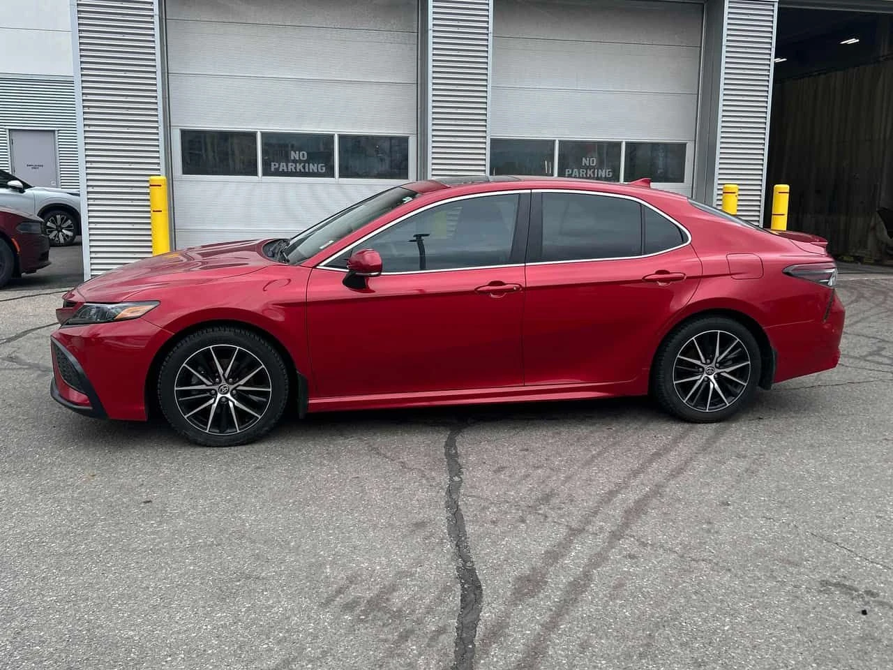 Toyota Camry * SE * CARFAX * БЕЗ ПЪРВОНАЧАЛНА ВНОСКА, снимка 2 - Автомобили и джипове - 54564311