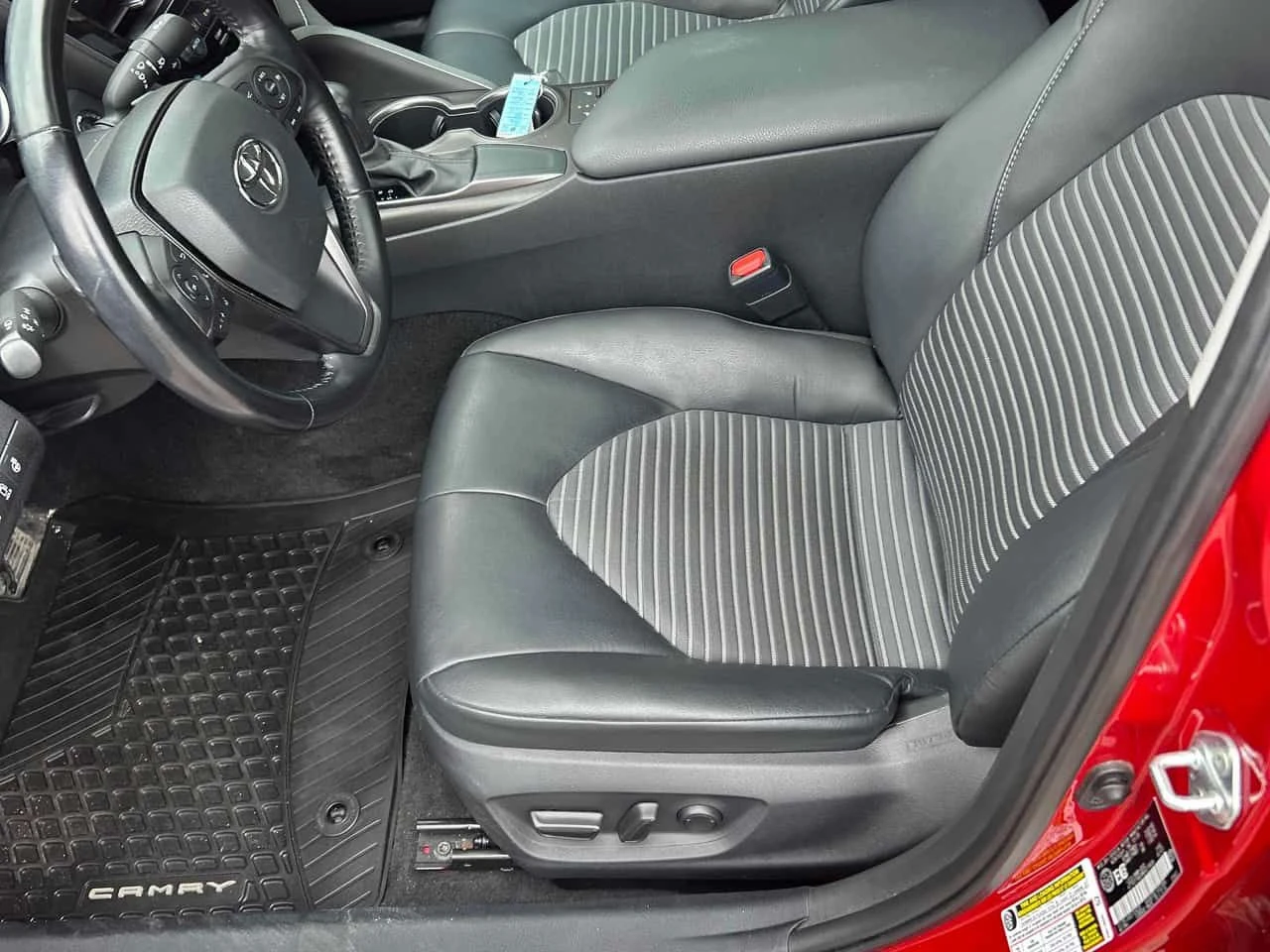 Toyota Camry SE/ПОДГРЕВ/КОЖА/ШИБЕДАХ/ФИНАНСИРАНЕ, снимка 12 - Автомобили и джипове - 54564311