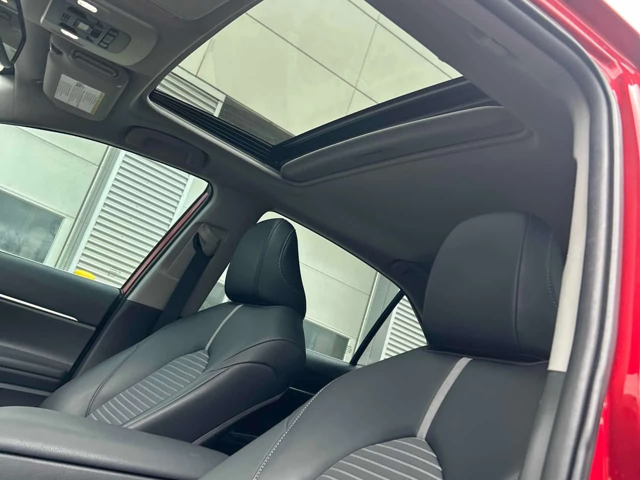 Toyota Camry SE/ПОДГРЕВ/КОЖА/ШИБЕДАХ/ФИНАНСИРАНЕ, снимка 13 - Автомобили и джипове - 54564311
