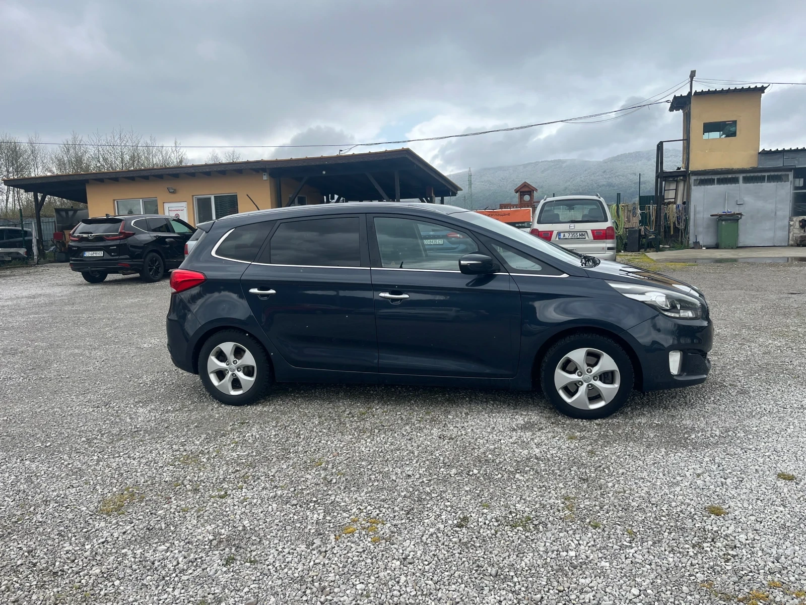 Kia Carens 1.6 / бензин 135 к.с. 7 / места, снимка 3 - Автомобили и джипове - 54654287
