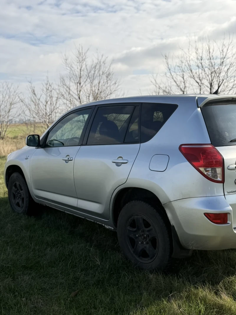 Toyota Rav4 2.2 D4D, снимка 3 - Автомобили и джипове - 52388570