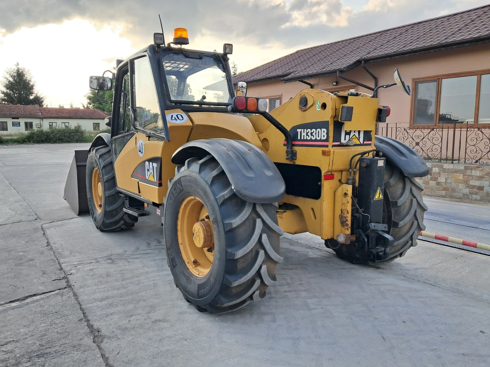 Телескопичен товарач Caterpillar TH330 - изображение 2
