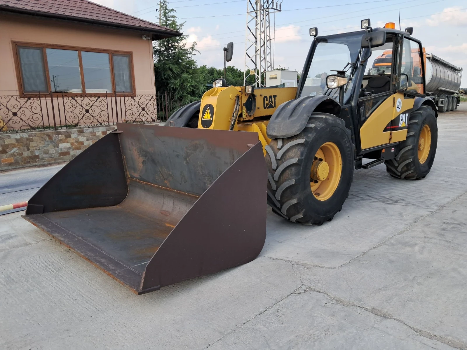 Телескопичен товарач Caterpillar TH330 - изображение 5
