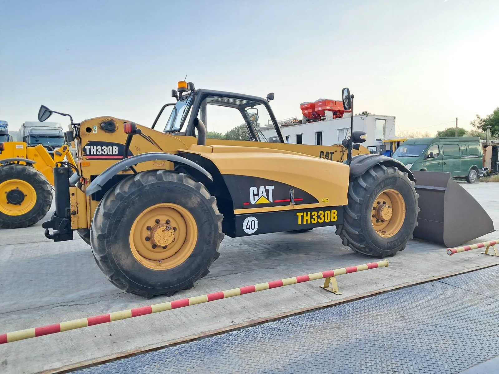 Телескопичен товарач Caterpillar TH330 - изображение 3