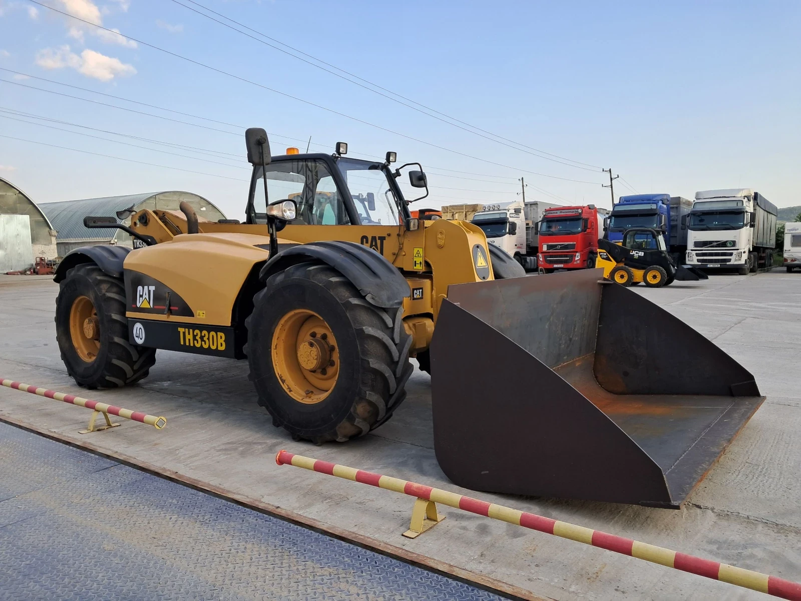 Телескопичен товарач Caterpillar TH330 - изображение 4