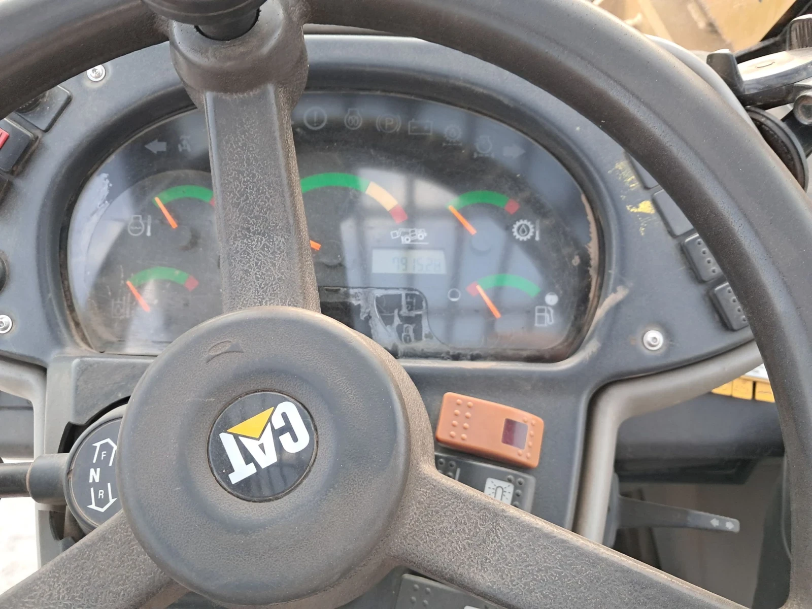 Телескопичен товарач Caterpillar TH330 - изображение 9
