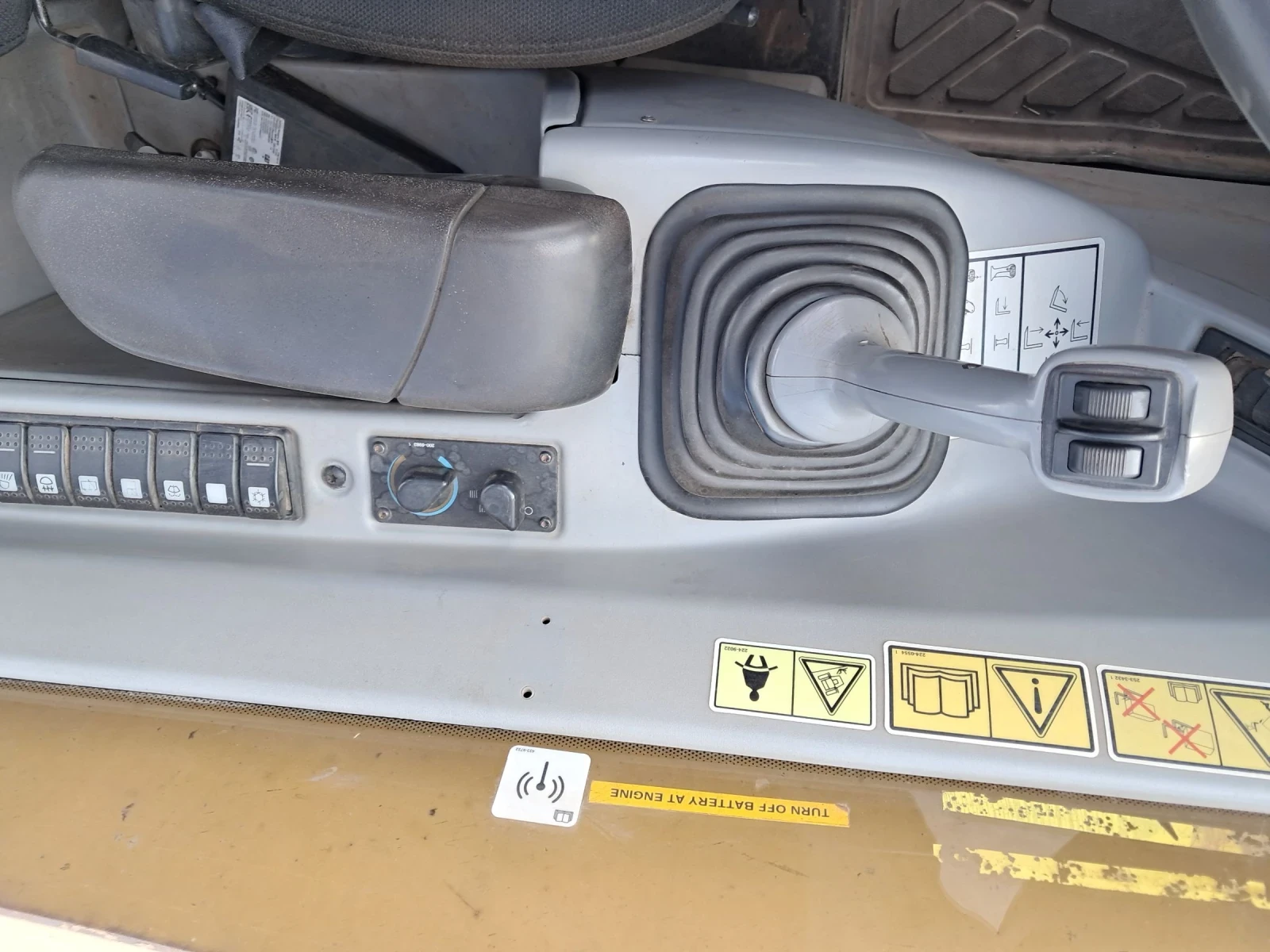 Телескопичен товарач Caterpillar TH330 - изображение 8