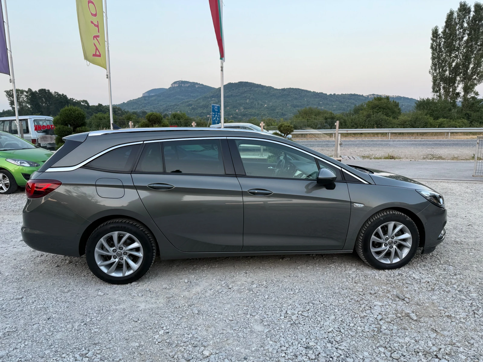 Opel Astra 1.6 CDTI !! НАВИ !! КАМЕРА !! РЕАЛНИ КМ. !! - изображение 6