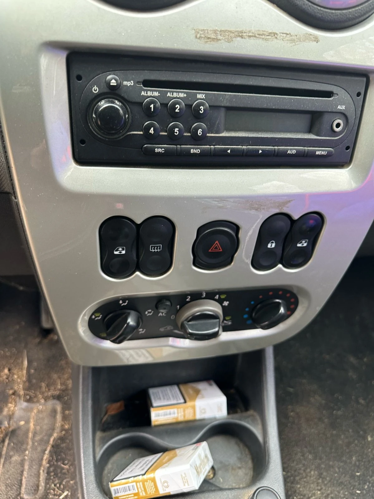 Dacia Logan 1.5 DCI, снимка 12 - Автомобили и джипове - 54369675