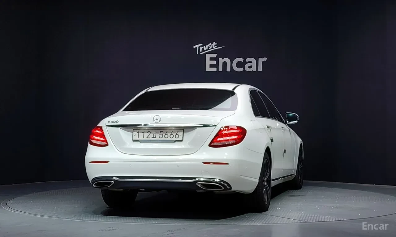 Mercedes-Benz E 300 AMG* LINE* BURMESTER* ОБДУХВАНЕ* ДИСТРОНИК* ХЕДЪП*, снимка 4 - Автомобили и джипове - 56318036
