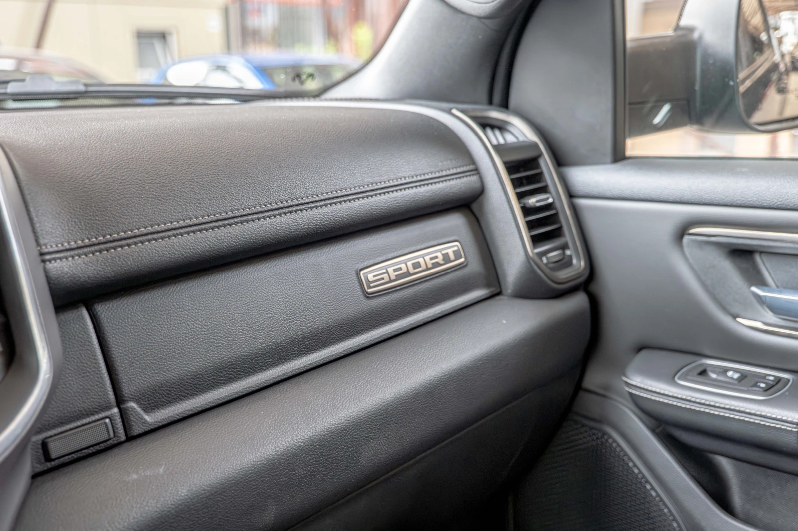 Dodge RAM 1500 5.7 HEMI V8/Crew Cab Long/4WD/Камера/Подгрев, снимка 10 - Автомобили и джипове - 54000439