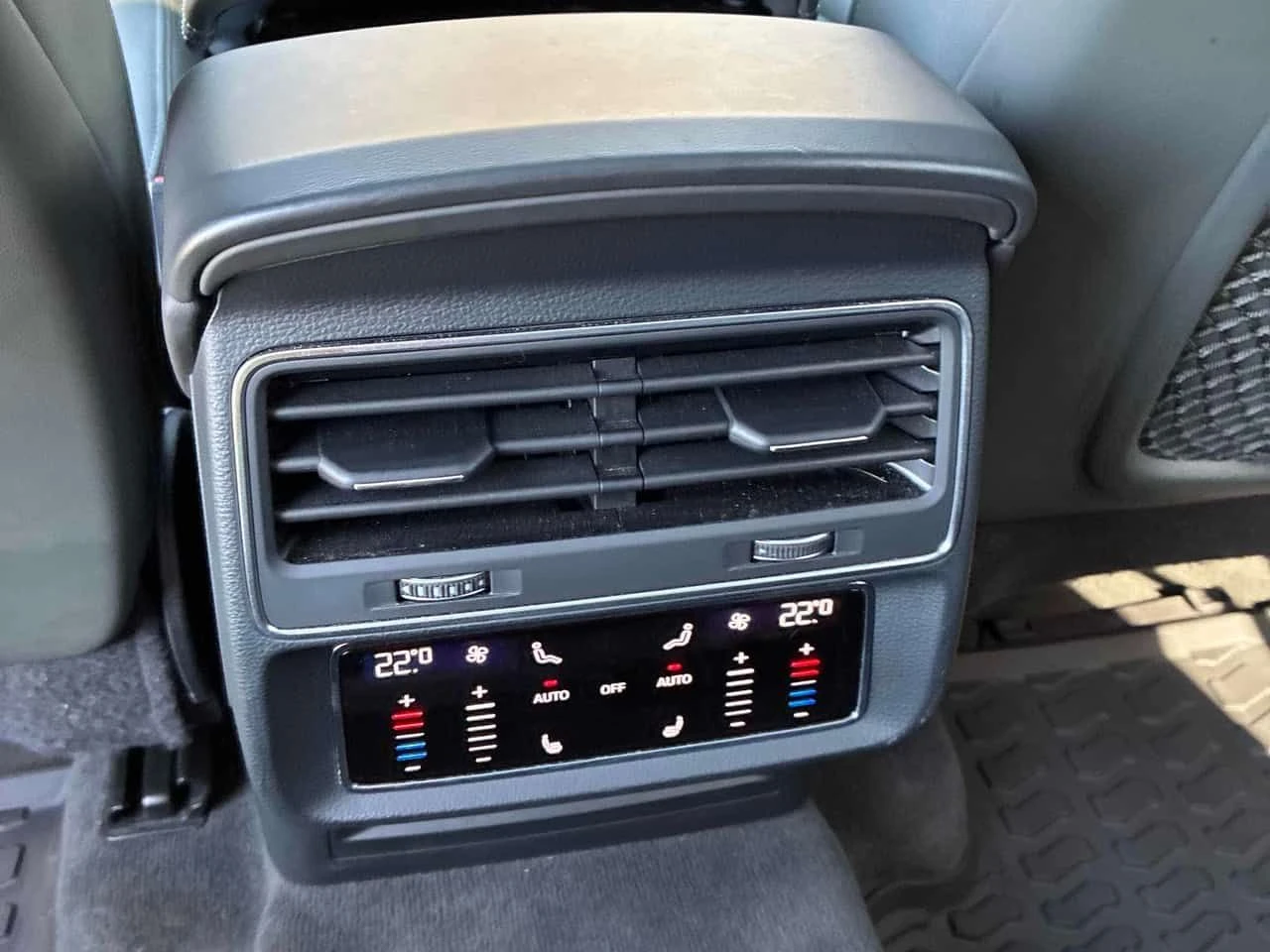 Audi Q8 Technik/MATRIX/ПАНОРАМА/ДИСТРОНИК/360/ОБДУХВАНЕ, снимка 13 - Автомобили и джипове - 54348013