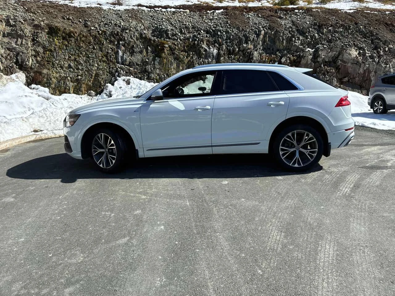 Audi Q8 Technik/MATRIX/ПАНОРАМА/ДИСТРОНИК/360/ОБДУХВАНЕ, снимка 3 - Автомобили и джипове - 54348013