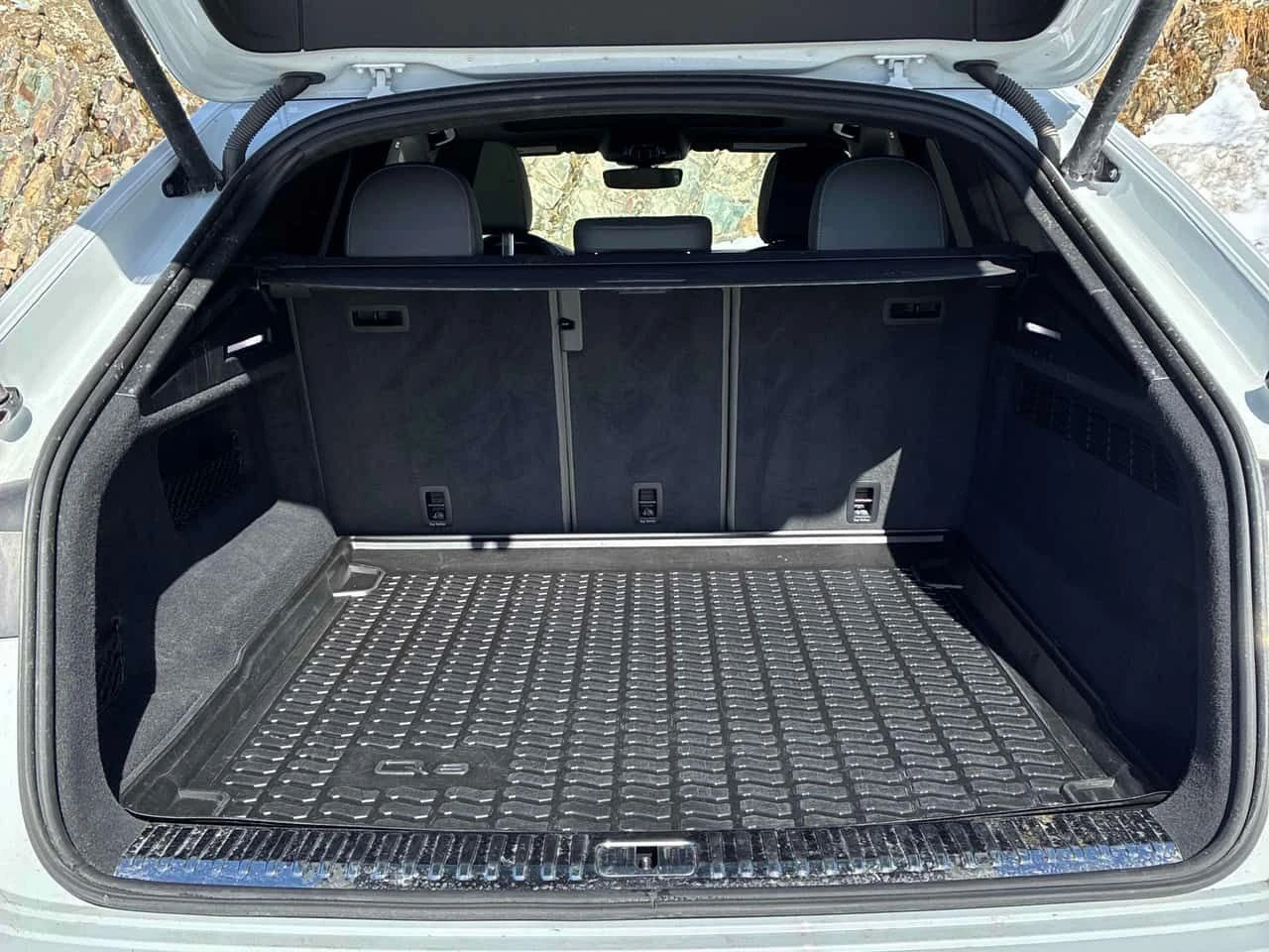 Audi Q8 Technik/MATRIX/ПАНОРАМА/ДИСТРОНИК/360/ОБДУХВАНЕ, снимка 14 - Автомобили и джипове - 54348013