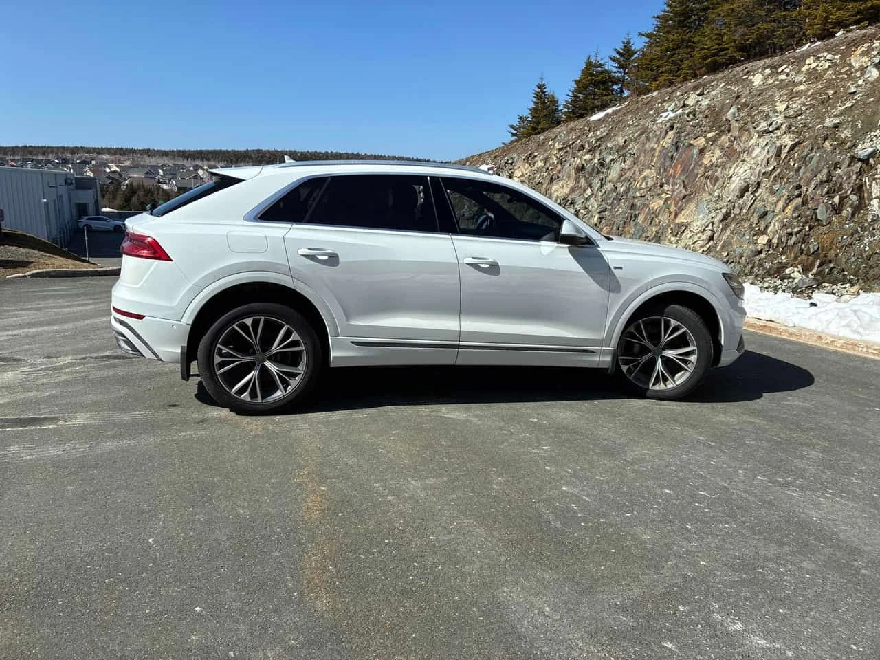 Audi Q8 Technik/MATRIX/ПАНОРАМА/ДИСТРОНИК/360/ОБДУХВАНЕ, снимка 4 - Автомобили и джипове - 54348013