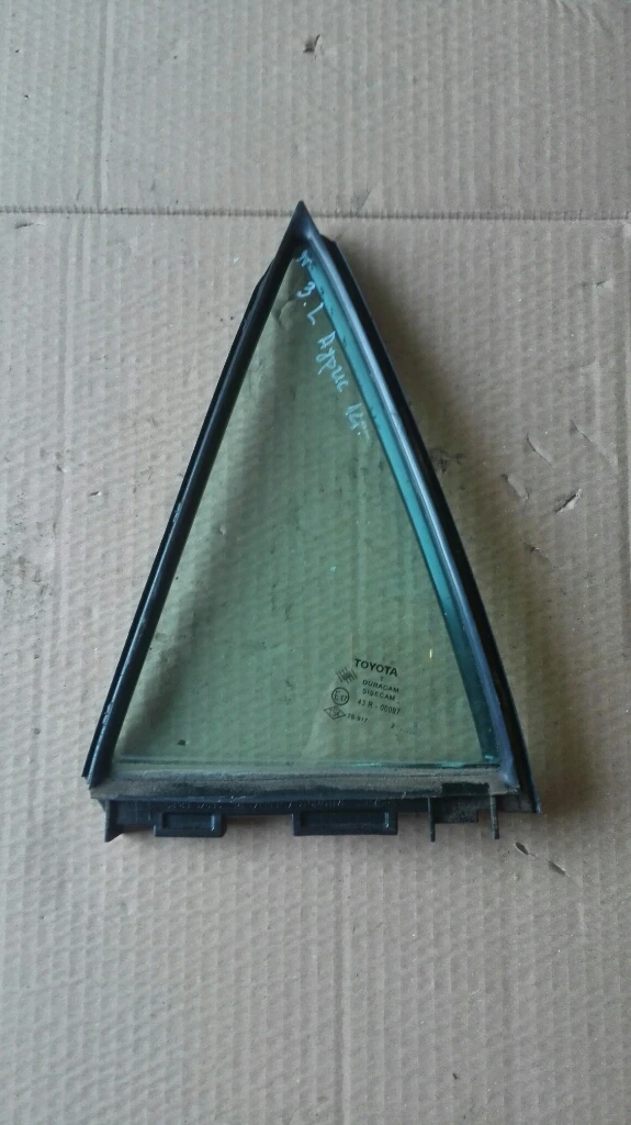 Стъкло задно ляво триъгълно Тойота Аурис