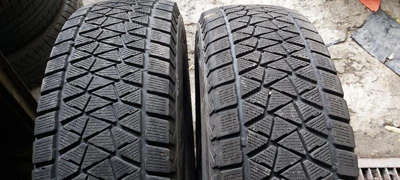 Гуми Зимни 235/75R15, снимка 1 - Гуми и джанти - 30948134