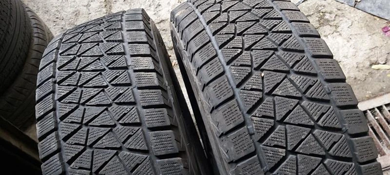 Гуми Зимни 235/75R15, снимка 2 - Гуми и джанти - 30948134