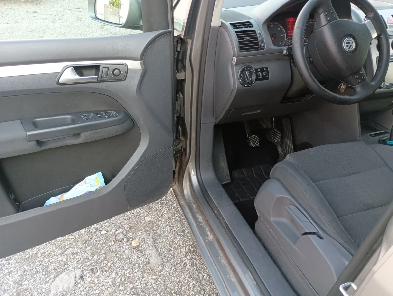 VW Touran, снимка 10 - Автомобили и джипове - 52674207