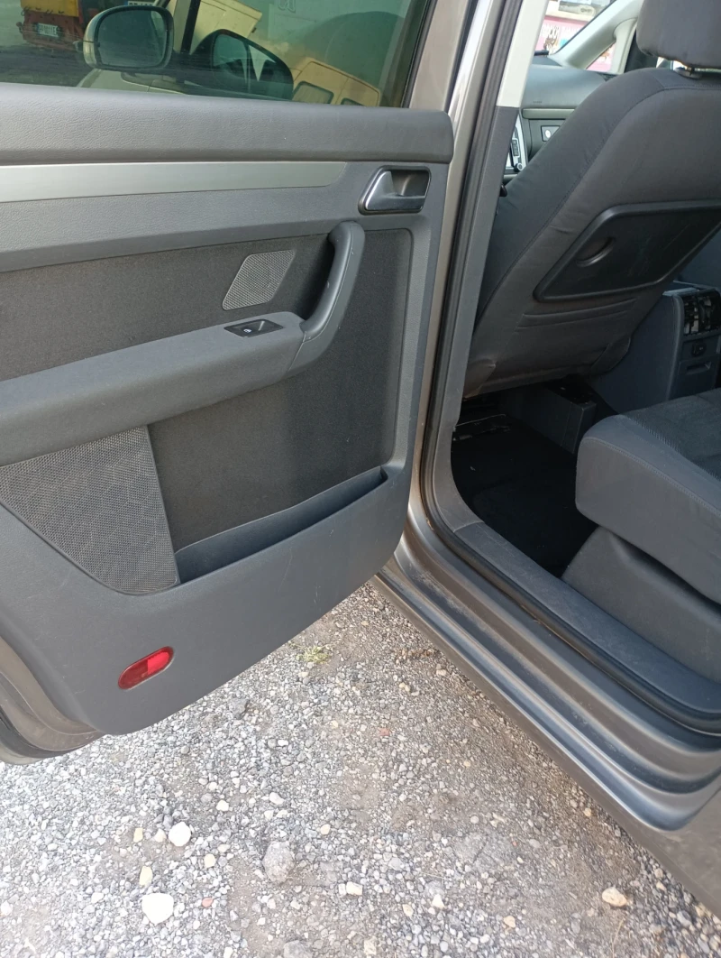 VW Touran, снимка 15 - Автомобили и джипове - 52674207