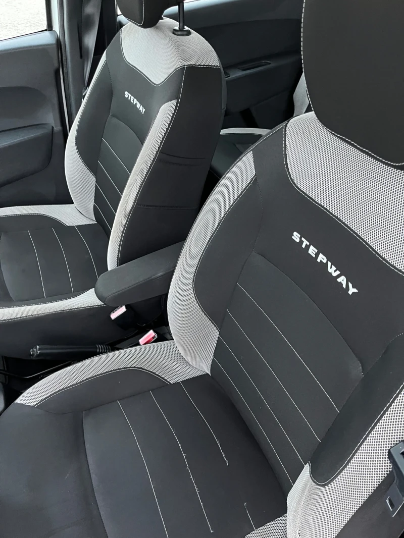 Dacia Lodgy 1.2 Stepway, снимка 9 - Автомобили и джипове - 52792350