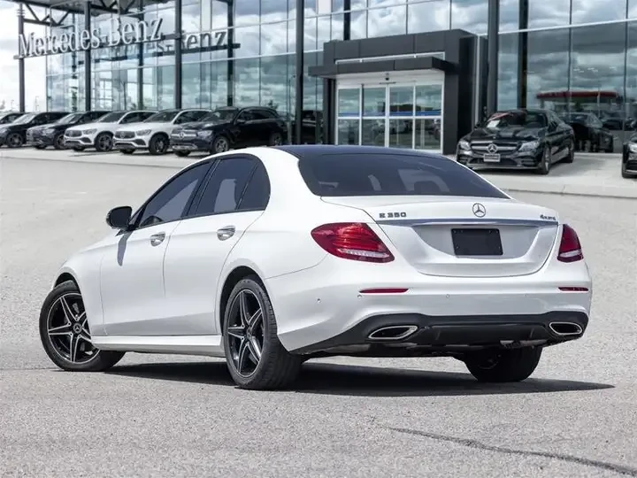 Mercedes-Benz E 350 4MATIC/Night Pckg/ПАНОРАМА/CARFAX, снимка 4 - Автомобили и джипове - 55174319