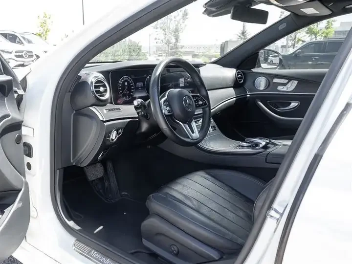 Mercedes-Benz E 350 4MATIC/Night Pckg/ПАНОРАМА/CARFAX, снимка 7 - Автомобили и джипове - 55174319
