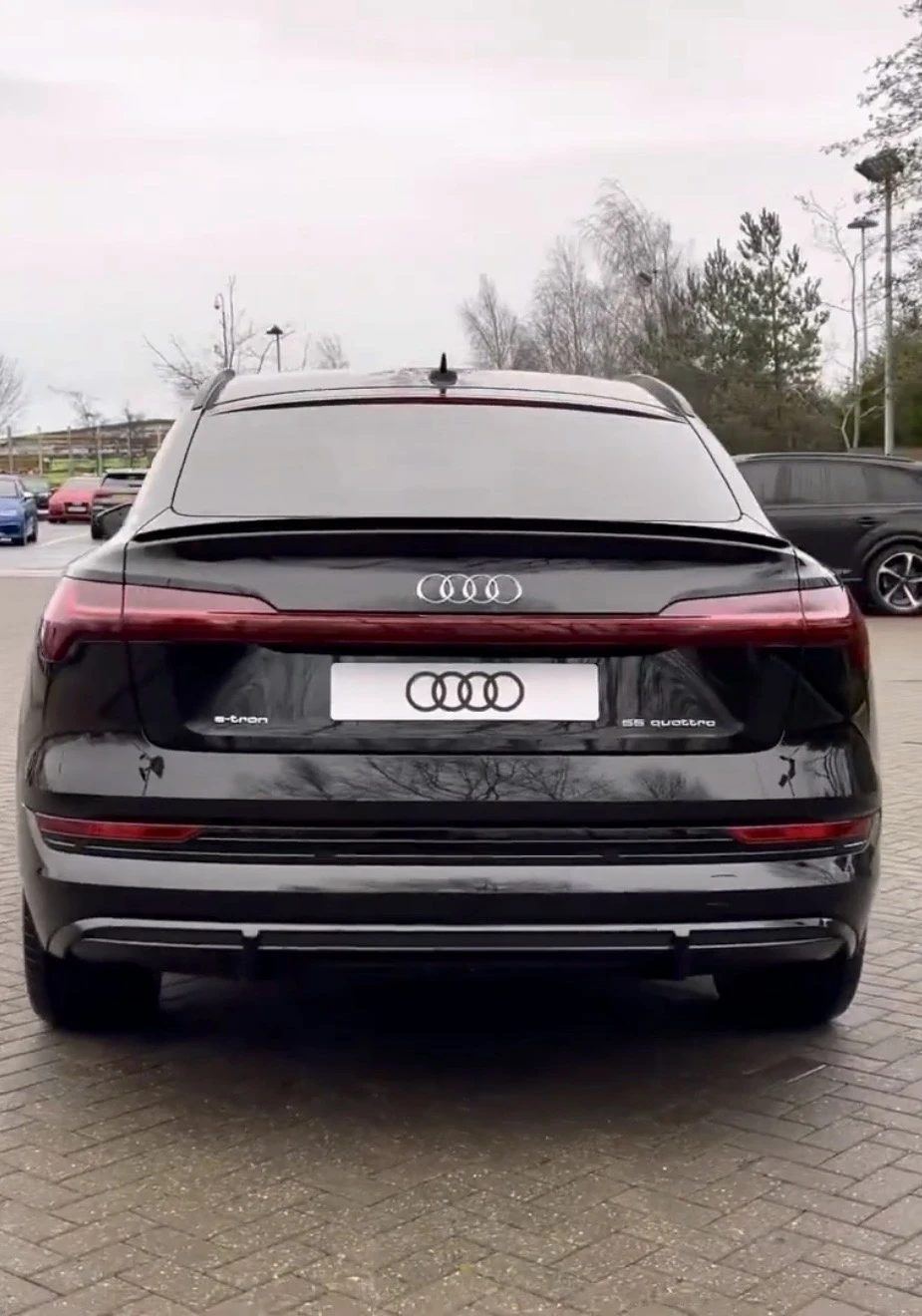 Audi E-Tron Sportback| Pano| Navi| 360| TV| Black, снимка 3 - Автомобили и джипове - 54010165