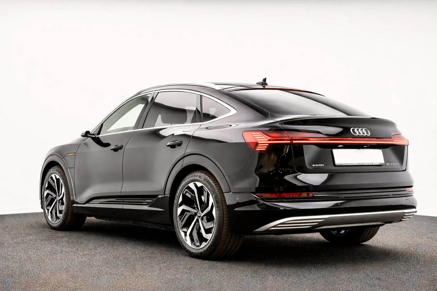 Audi E-Tron Sportback| Pano| Navi| 360| TV| Black, снимка 2 - Автомобили и джипове - 54010165