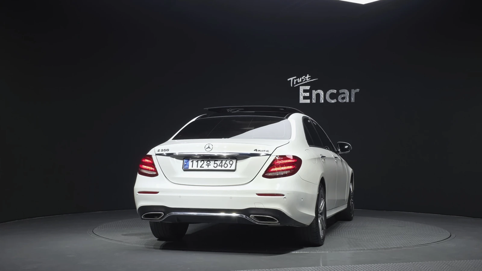 Mercedes-Benz E 300 4MATIC AMG Line | HUD | 360  | Вентилация, снимка 4 - Автомобили и джипове - 56213734
