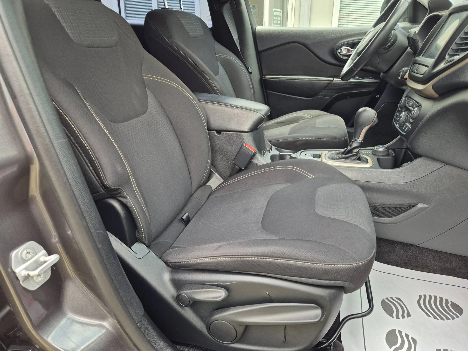 Jeep Cherokee 2.0D-LONGITUDE-4X4-200000км, снимка 10 - Автомобили и джипове - 54703357