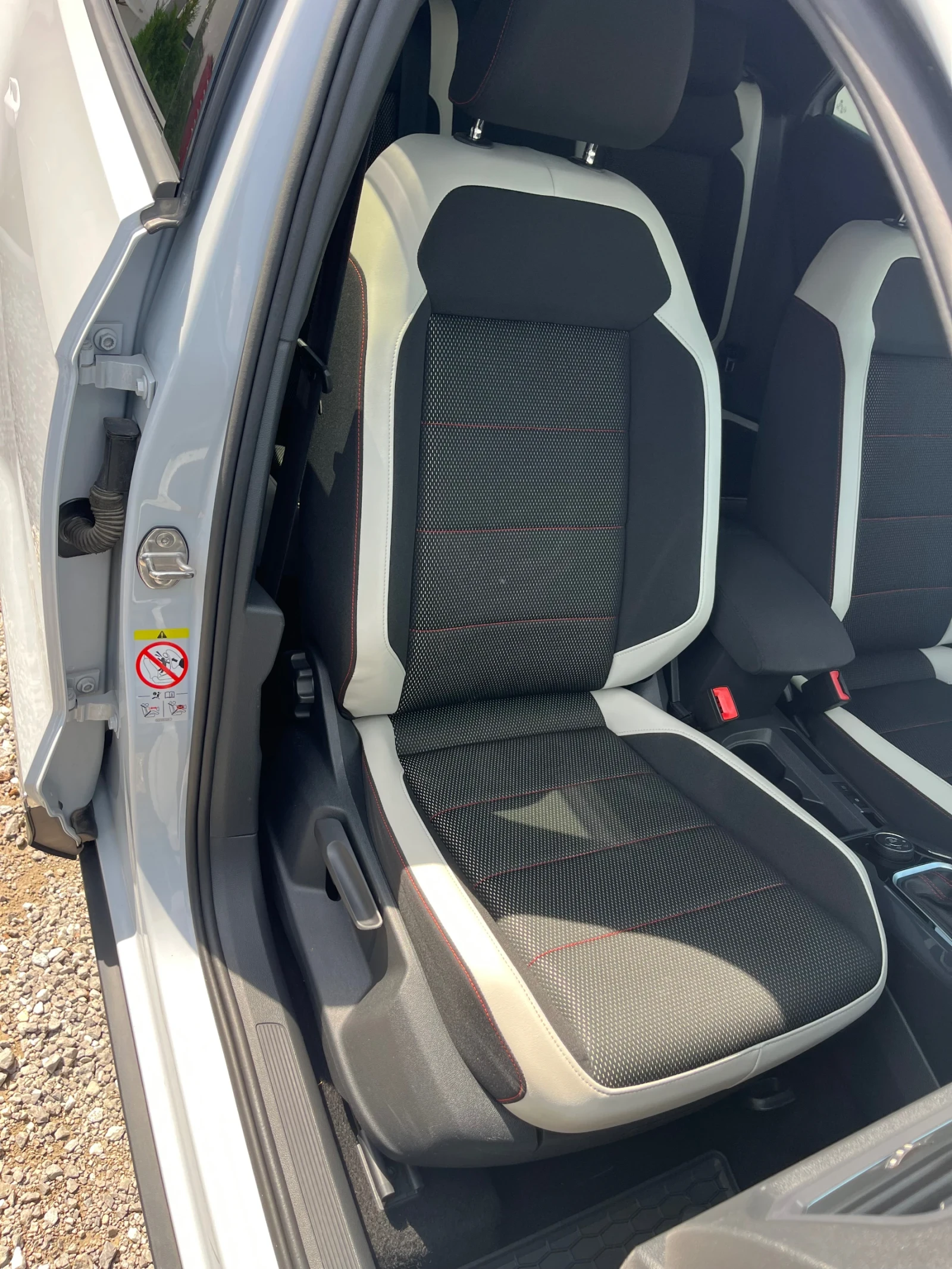 VW T-Roc, снимка 14 - Автомобили и джипове - 56050530