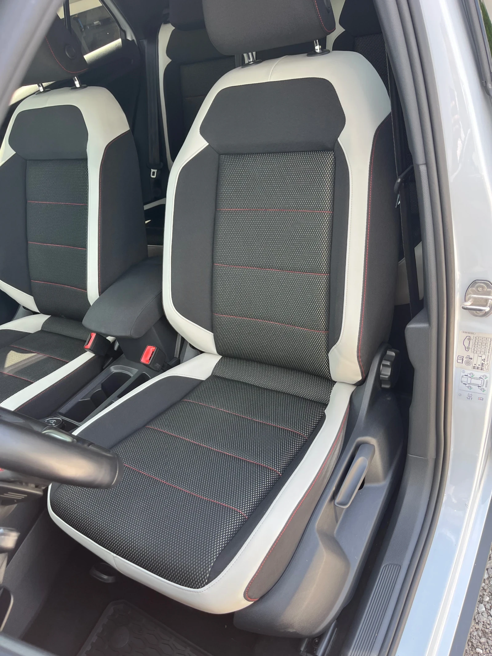 VW T-Roc, снимка 15 - Автомобили и джипове - 56050530