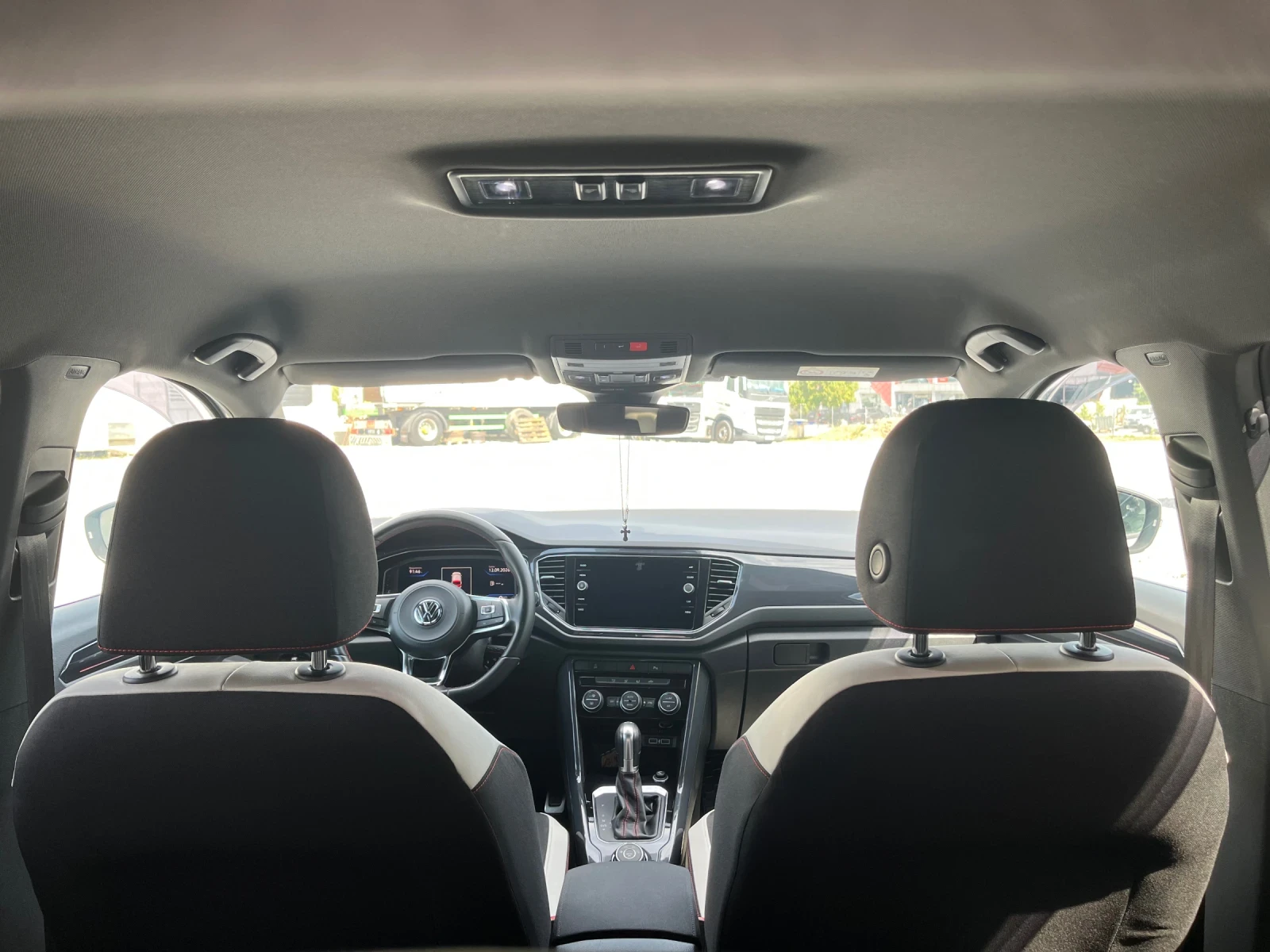 VW T-Roc, снимка 12 - Автомобили и джипове - 56050530