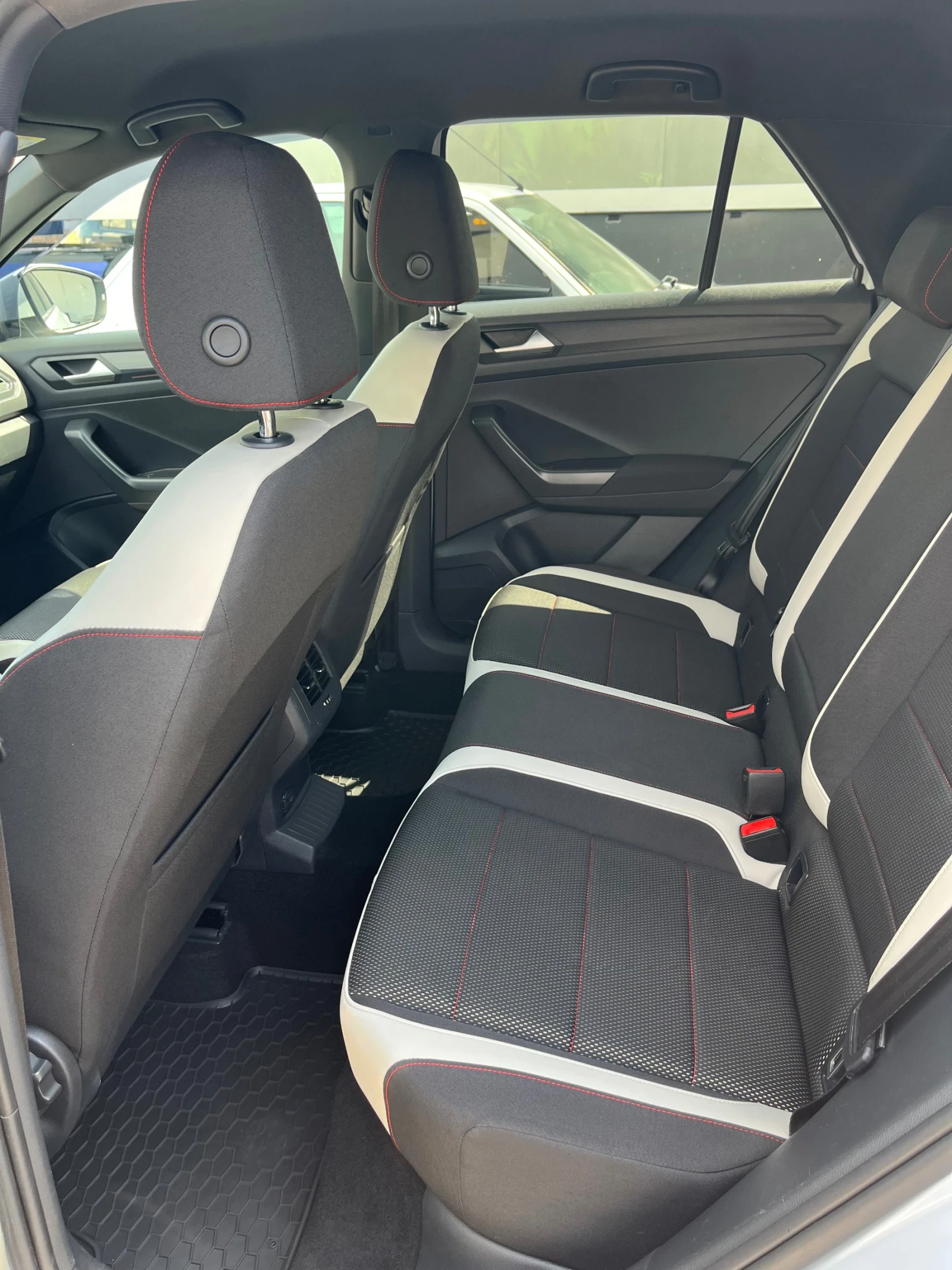 VW T-Roc, снимка 10 - Автомобили и джипове - 56050530
